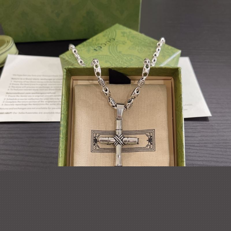 G*u*i necklaces